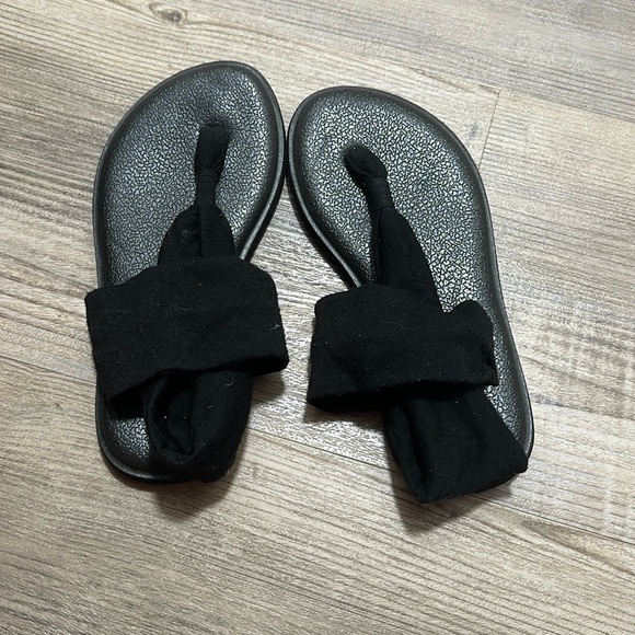 Sanuk Other - Sanuk girls black sandals size 13/1